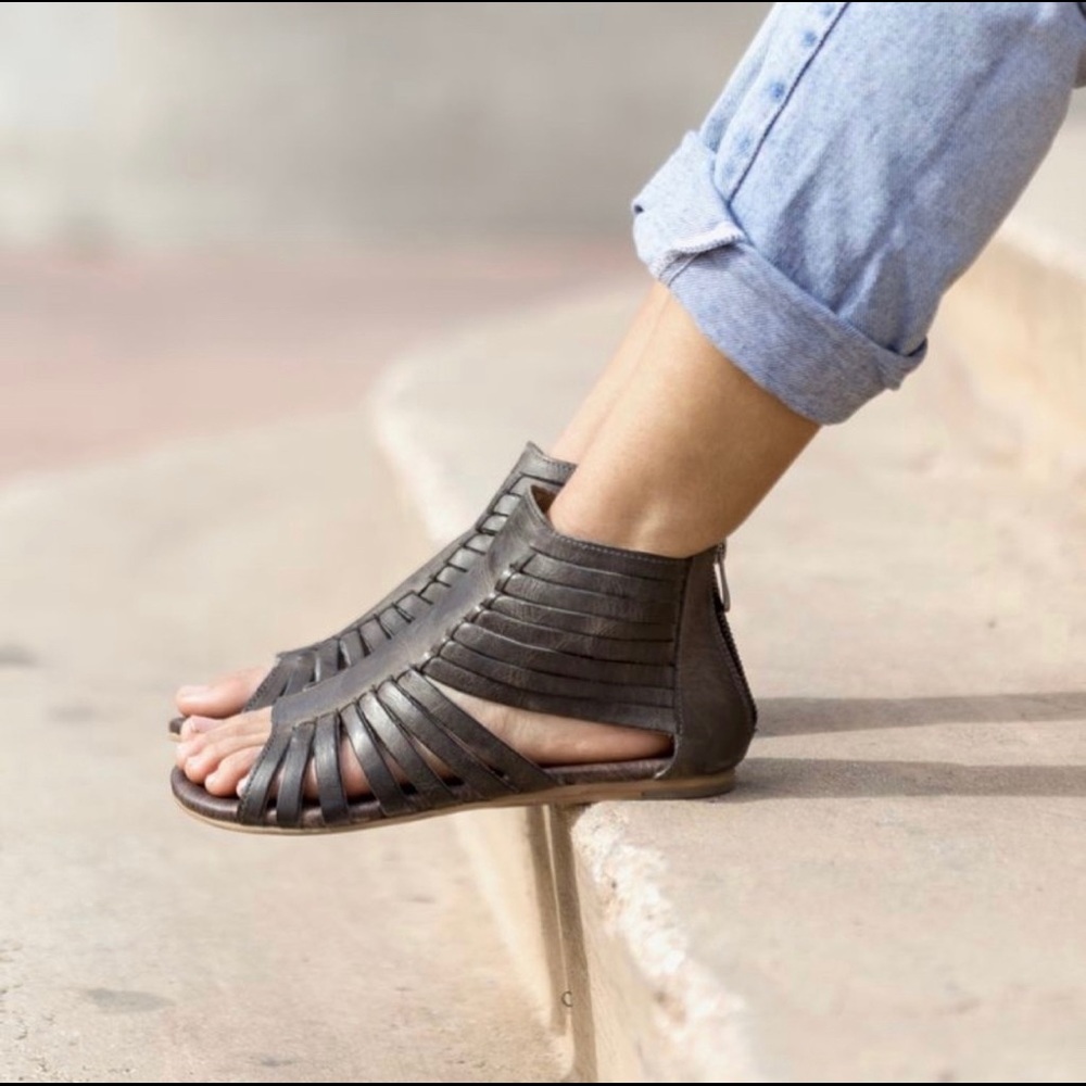 Roan Pearl Gladiator Sandals 8 🍁🍂